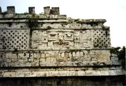 Ein Maskenrelief in Chichen Itza