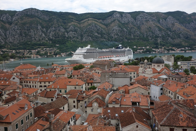 Kotor mit Kreuzfahrtschiff