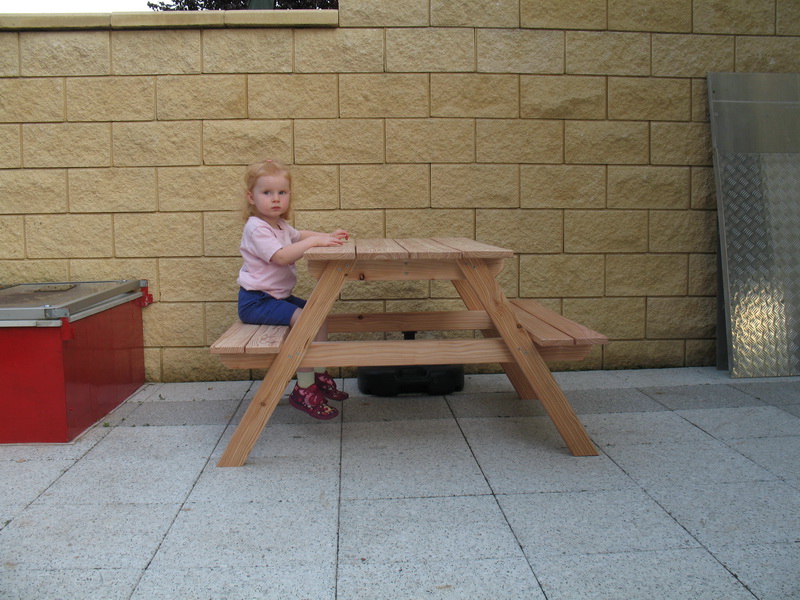 Maren auf der Kinder-Gartenbank