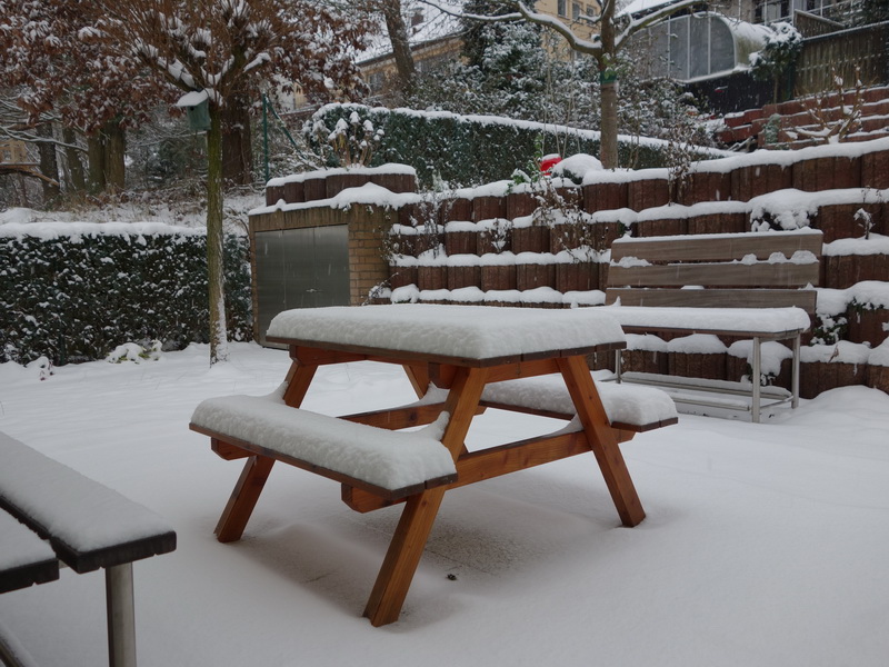 Kinder-Gartenbank im Winter